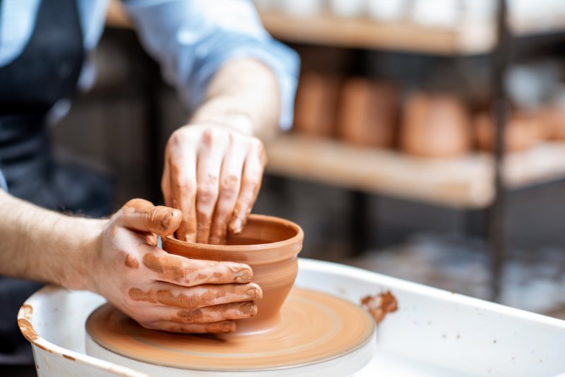 making-clay-jug-with-pottery-wheel-e1674802914458-800x534