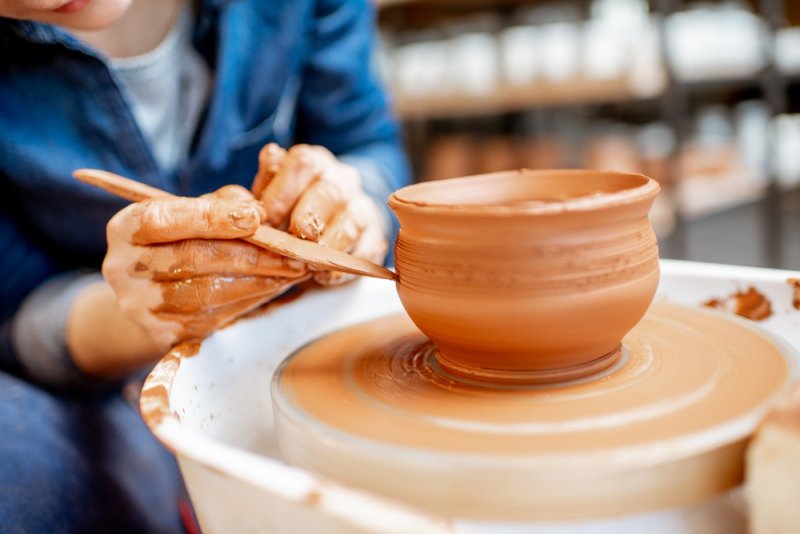 making-jug-no-the-pottery-wheel-e1674802906831-800x534